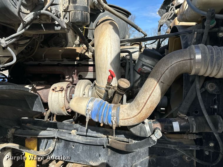 image for item EQ6592 2004 Sterling L-Line semi truck