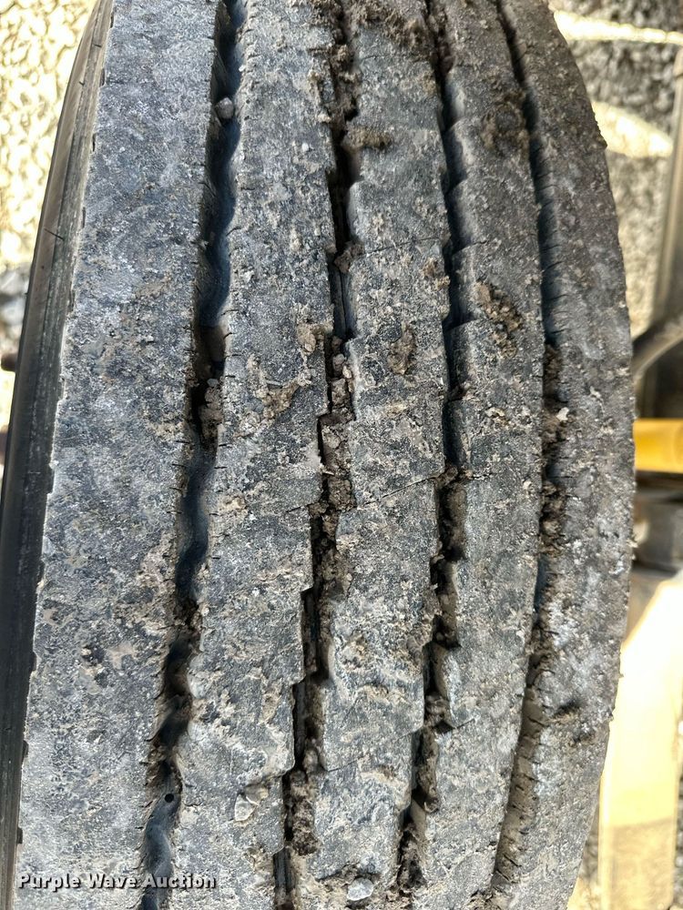 image for item EQ6592 2004 Sterling L-Line semi truck