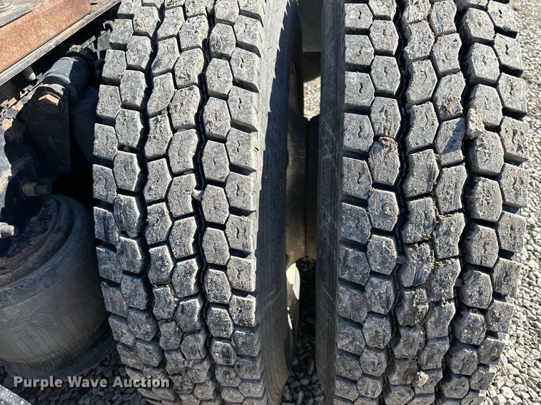 image for item EQ6592 2004 Sterling L-Line semi truck