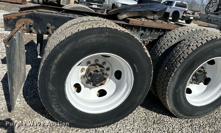 image for item EQ6592 2004 Sterling L-Line semi truck