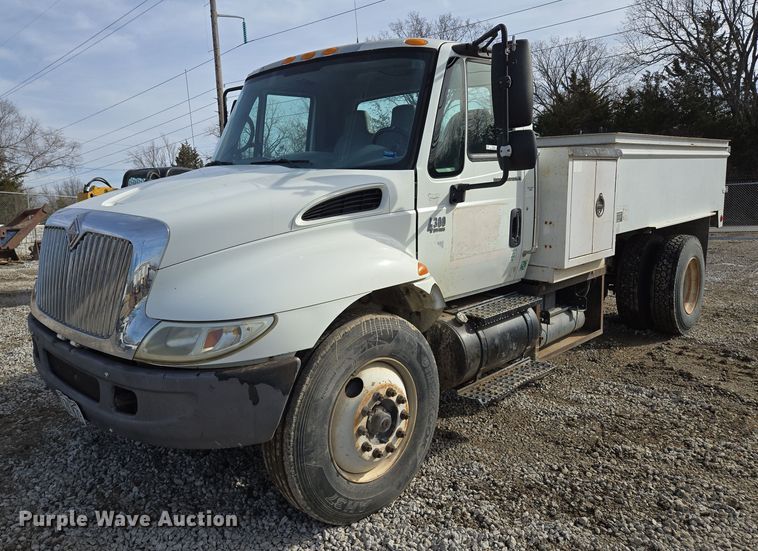 image for item EQ6602 2002 International  4300 DT466 dump truck