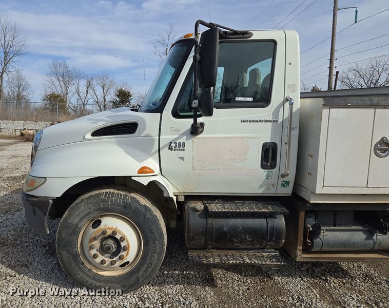 image for item EQ6602 2002 International  4300 DT466 dump truck