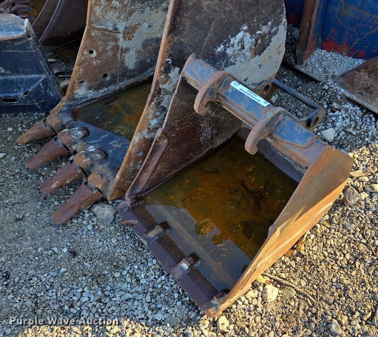 image for item EQ6639 Bobcat (2) excavator buckets 