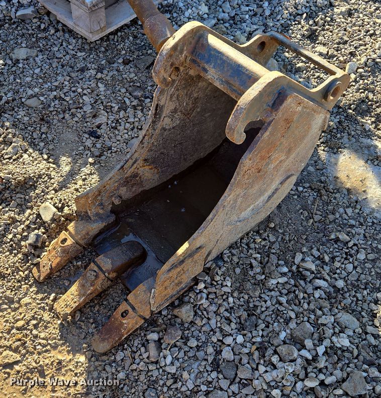 image for item EQ6639 Bobcat (2) excavator buckets 