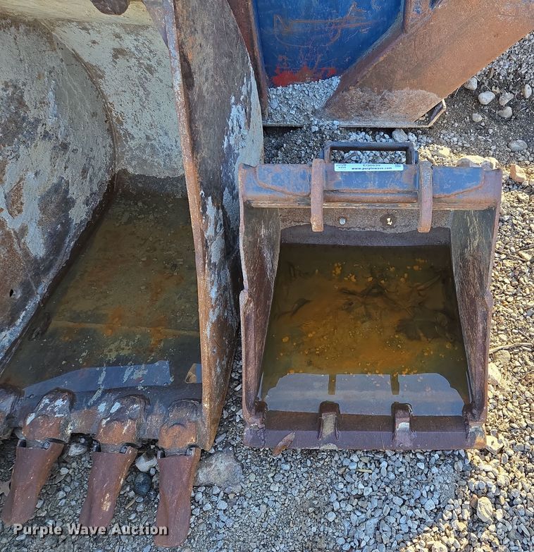 image for item EQ6639 Bobcat (2) excavator buckets 