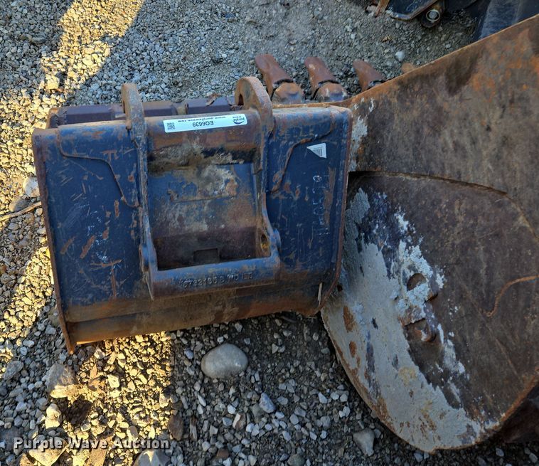 image for item EQ6639 Bobcat (2) excavator buckets 