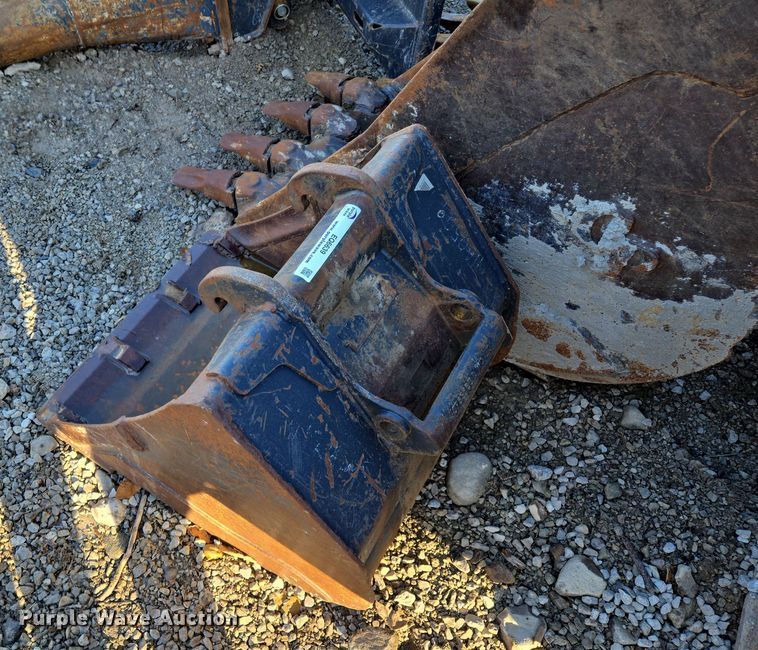 image for item EQ6639 Bobcat (2) excavator buckets 