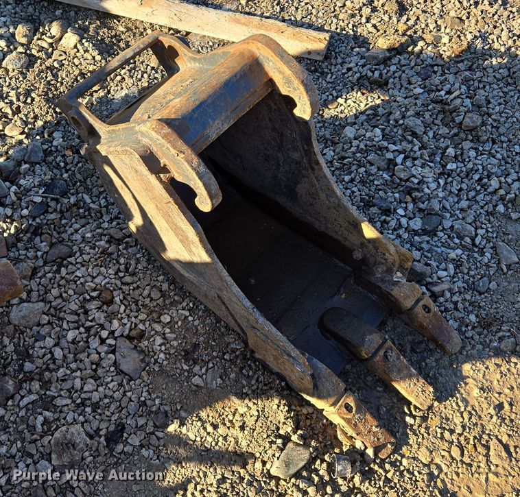 image for item EQ6639 Bobcat (2) excavator buckets 