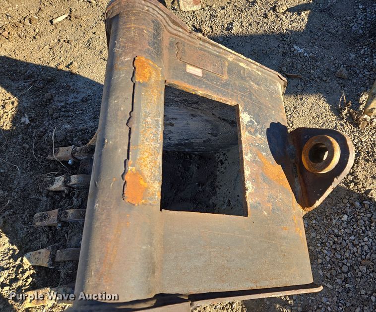 image for item EQ6663 Tag excavator bucket 