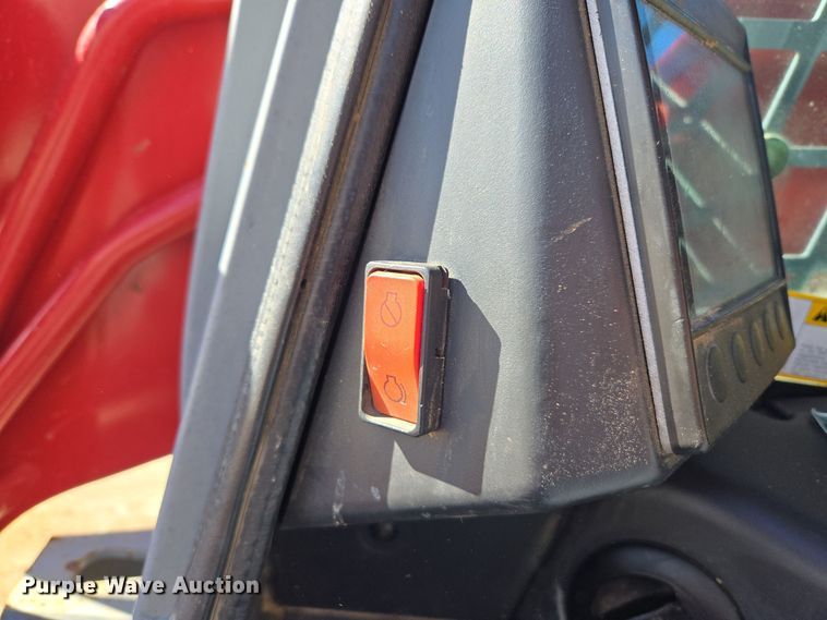 image for item ER5152 2018 Takeuchi TL12V-2 tracked skid steer loader