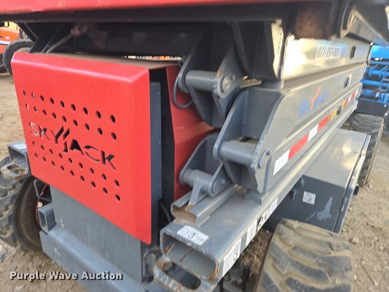image for item ER5163 2006 Skyjack SJ7127 scissor lift