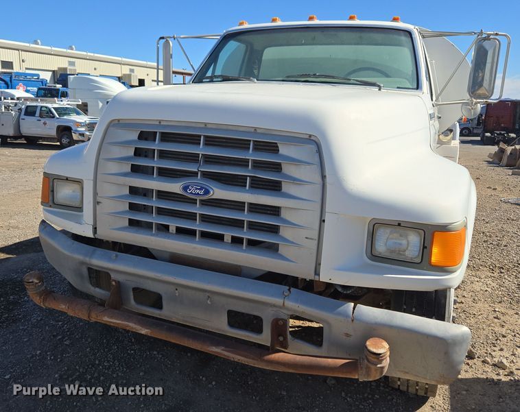 image for item ER5168 1996 Ford F800 water truck