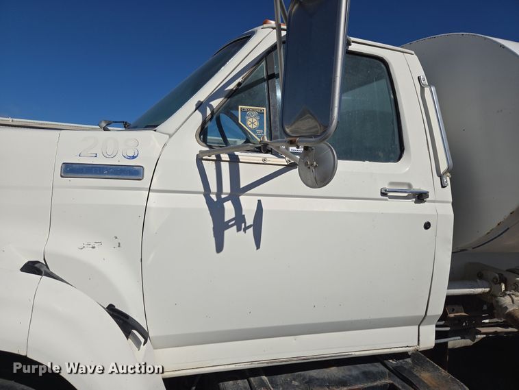 image for item ER5168 1996 Ford F800 water truck