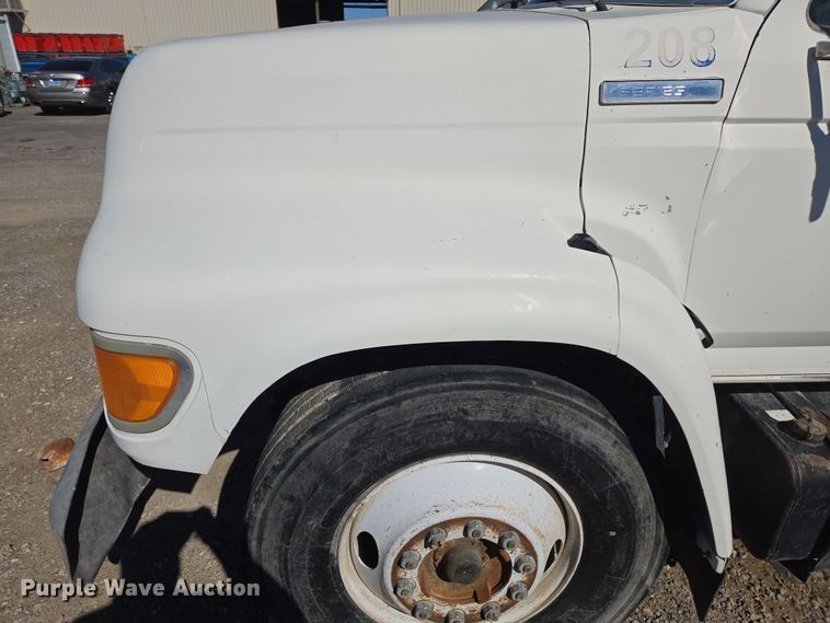 image for item ER5168 1996 Ford F800 water truck