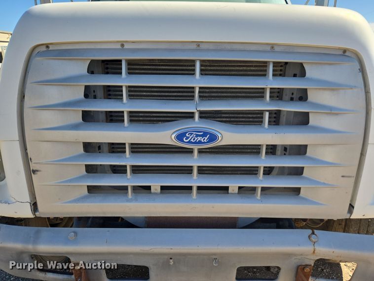 image for item ER5168 1996 Ford F800 water truck
