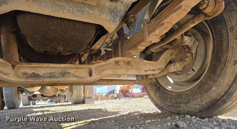 image for item ER5168 1996 Ford F800 water truck