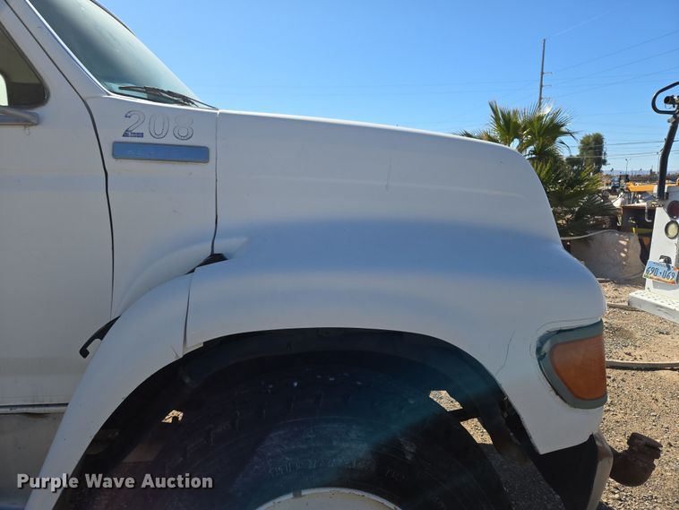 image for item ER5168 1996 Ford F800 water truck