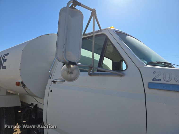 image for item ER5168 1996 Ford F800 water truck