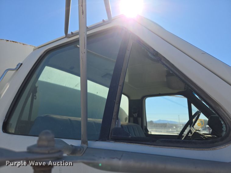 image for item ER5168 1996 Ford F800 water truck