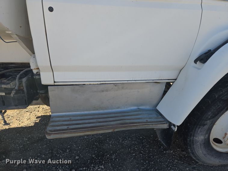 image for item ER5168 1996 Ford F800 water truck
