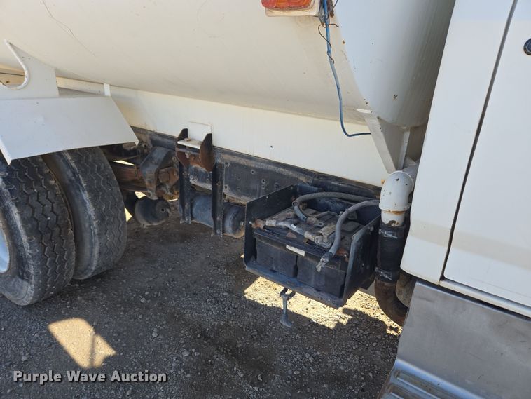 image for item ER5168 1996 Ford F800 water truck