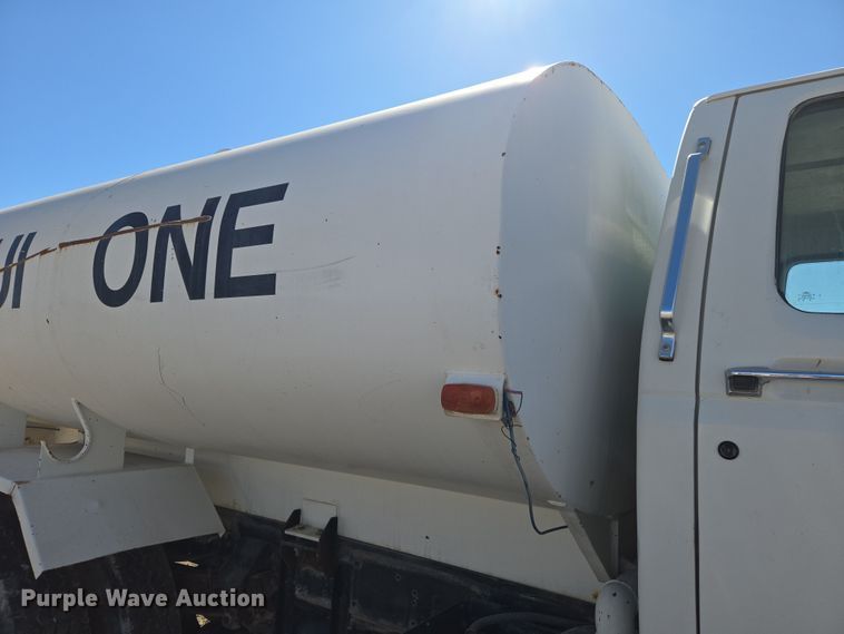 image for item ER5168 1996 Ford F800 water truck