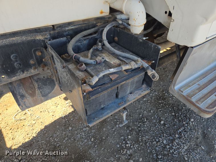 image for item ER5168 1996 Ford F800 water truck