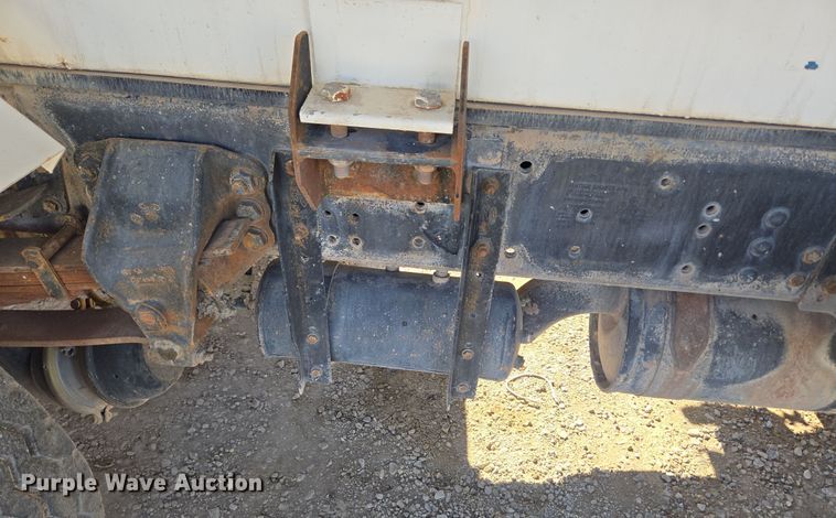 image for item ER5168 1996 Ford F800 water truck