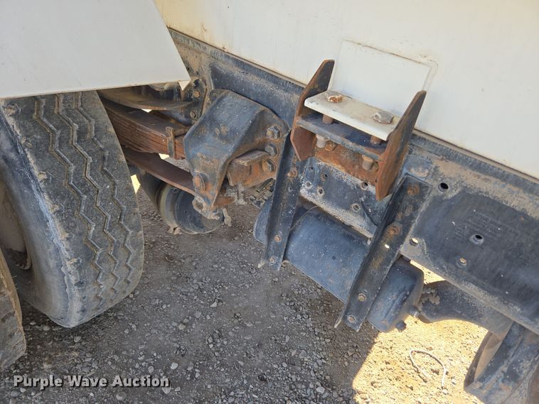 image for item ER5168 1996 Ford F800 water truck