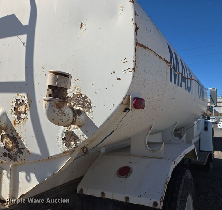 image for item ER5168 1996 Ford F800 water truck