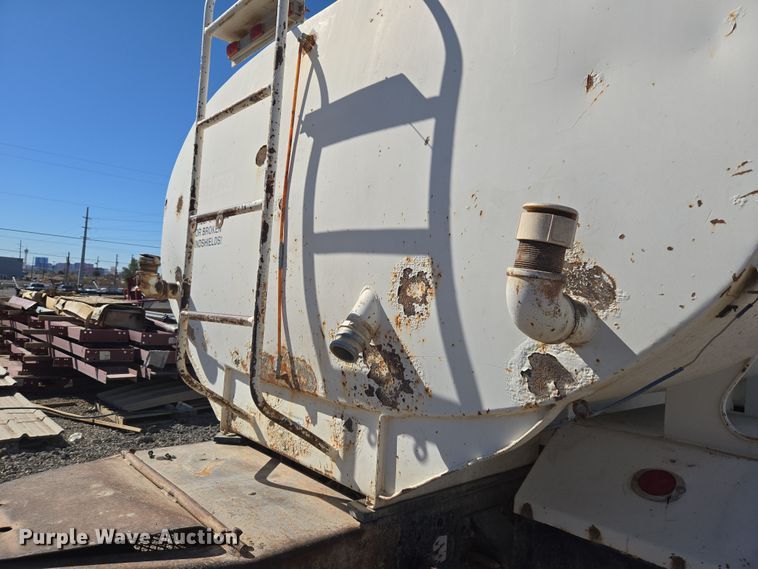 image for item ER5168 1996 Ford F800 water truck