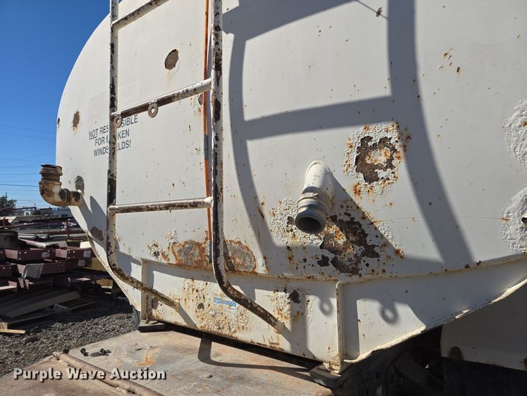 image for item ER5168 1996 Ford F800 water truck