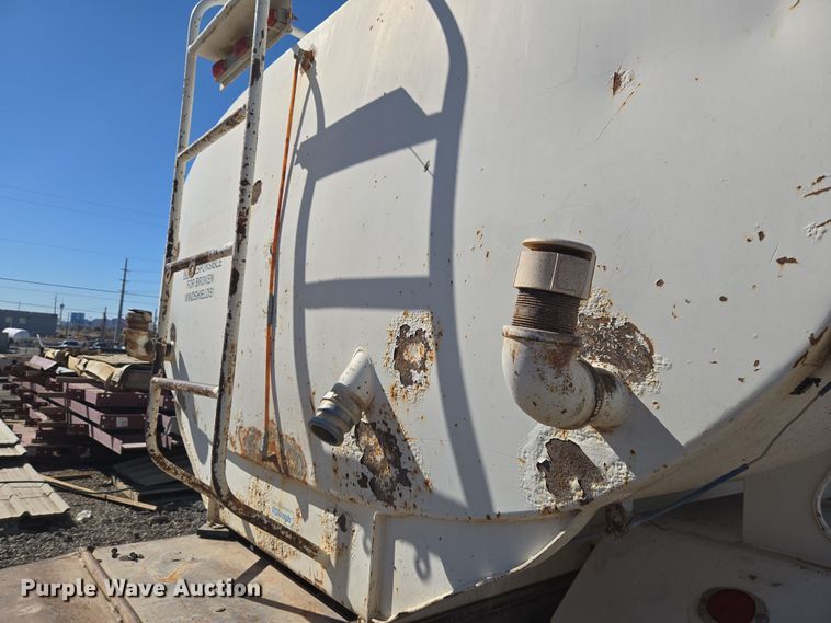 image for item ER5168 1996 Ford F800 water truck