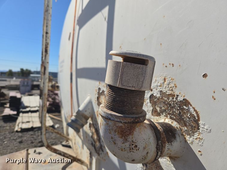 image for item ER5168 1996 Ford F800 water truck