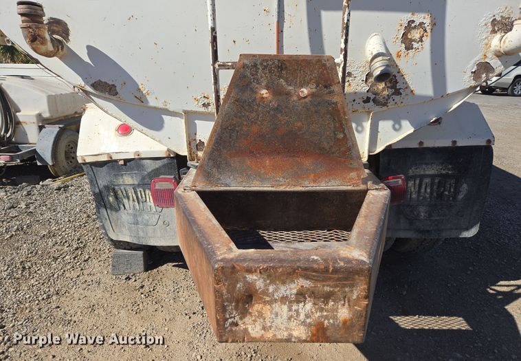 image for item ER5168 1996 Ford F800 water truck