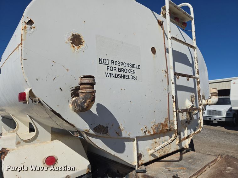 image for item ER5168 1996 Ford F800 water truck