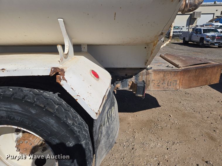 image for item ER5168 1996 Ford F800 water truck