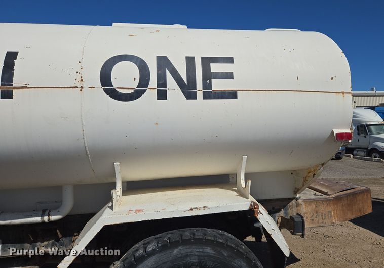 image for item ER5168 1996 Ford F800 water truck