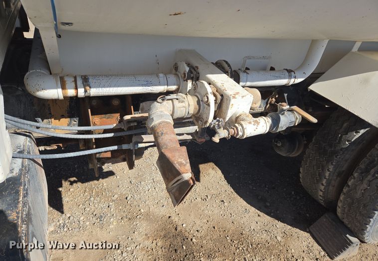 image for item ER5168 1996 Ford F800 water truck