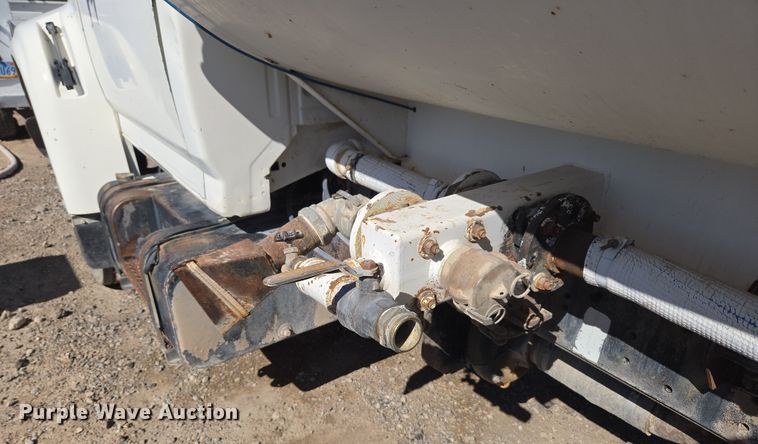 image for item ER5168 1996 Ford F800 water truck