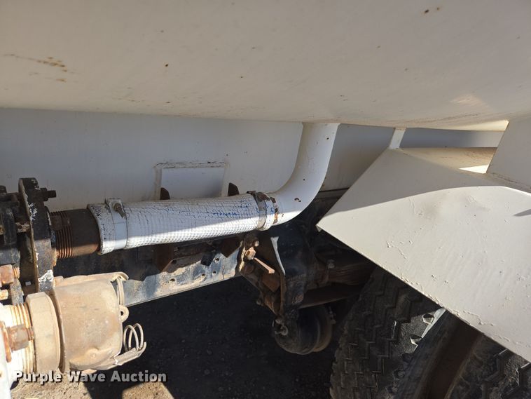 image for item ER5168 1996 Ford F800 water truck