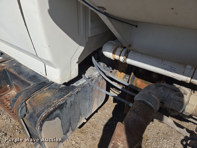 image for item ER5168 1996 Ford F800 water truck