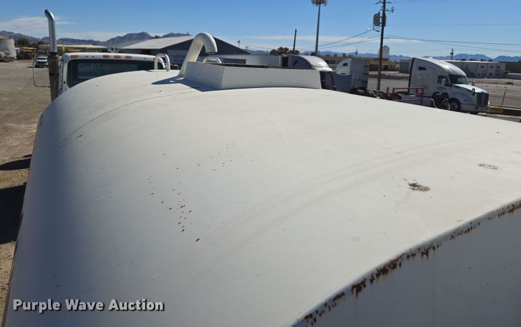 image for item ER5168 1996 Ford F800 water truck