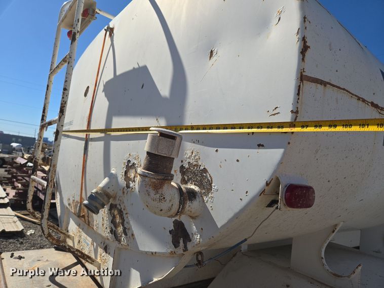 image for item ER5168 1996 Ford F800 water truck