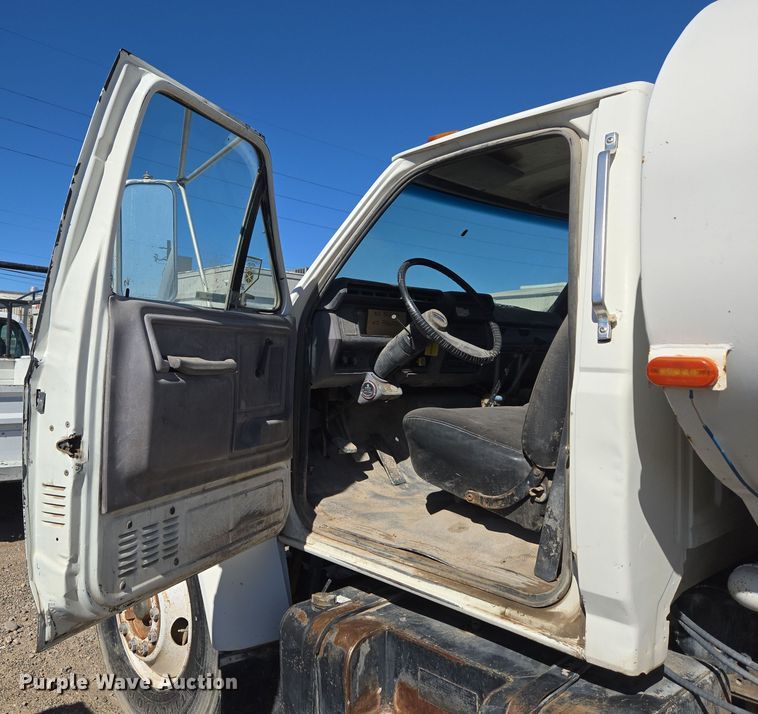 image for item ER5168 1996 Ford F800 water truck