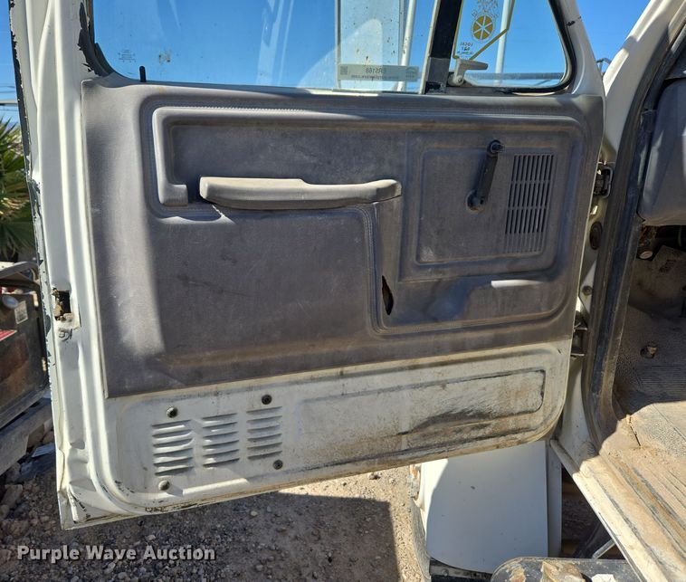 image for item ER5168 1996 Ford F800 water truck