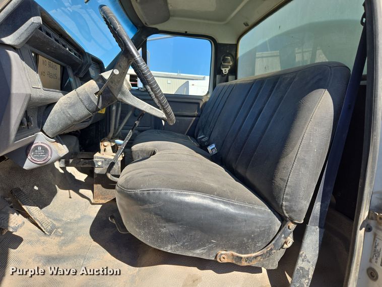 image for item ER5168 1996 Ford F800 water truck