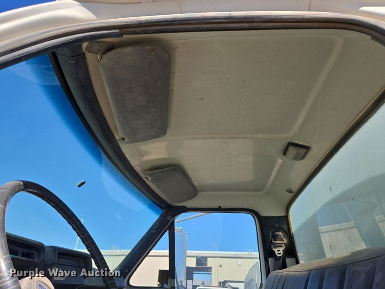 image for item ER5168 1996 Ford F800 water truck