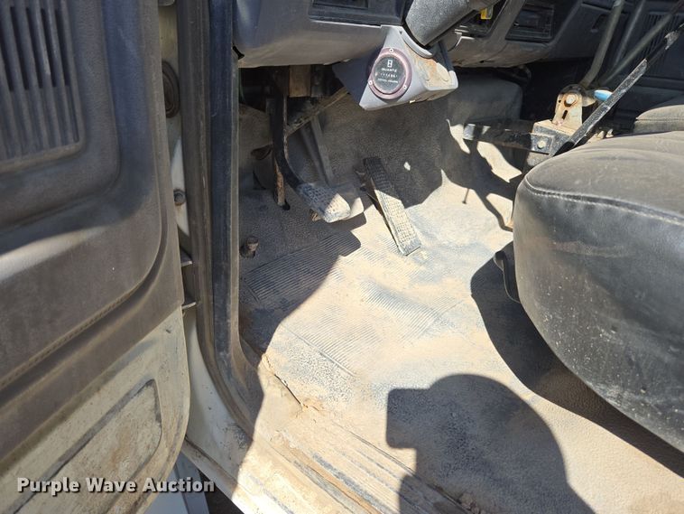 image for item ER5168 1996 Ford F800 water truck