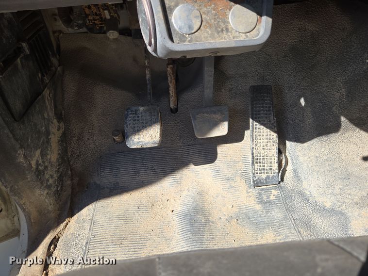 image for item ER5168 1996 Ford F800 water truck